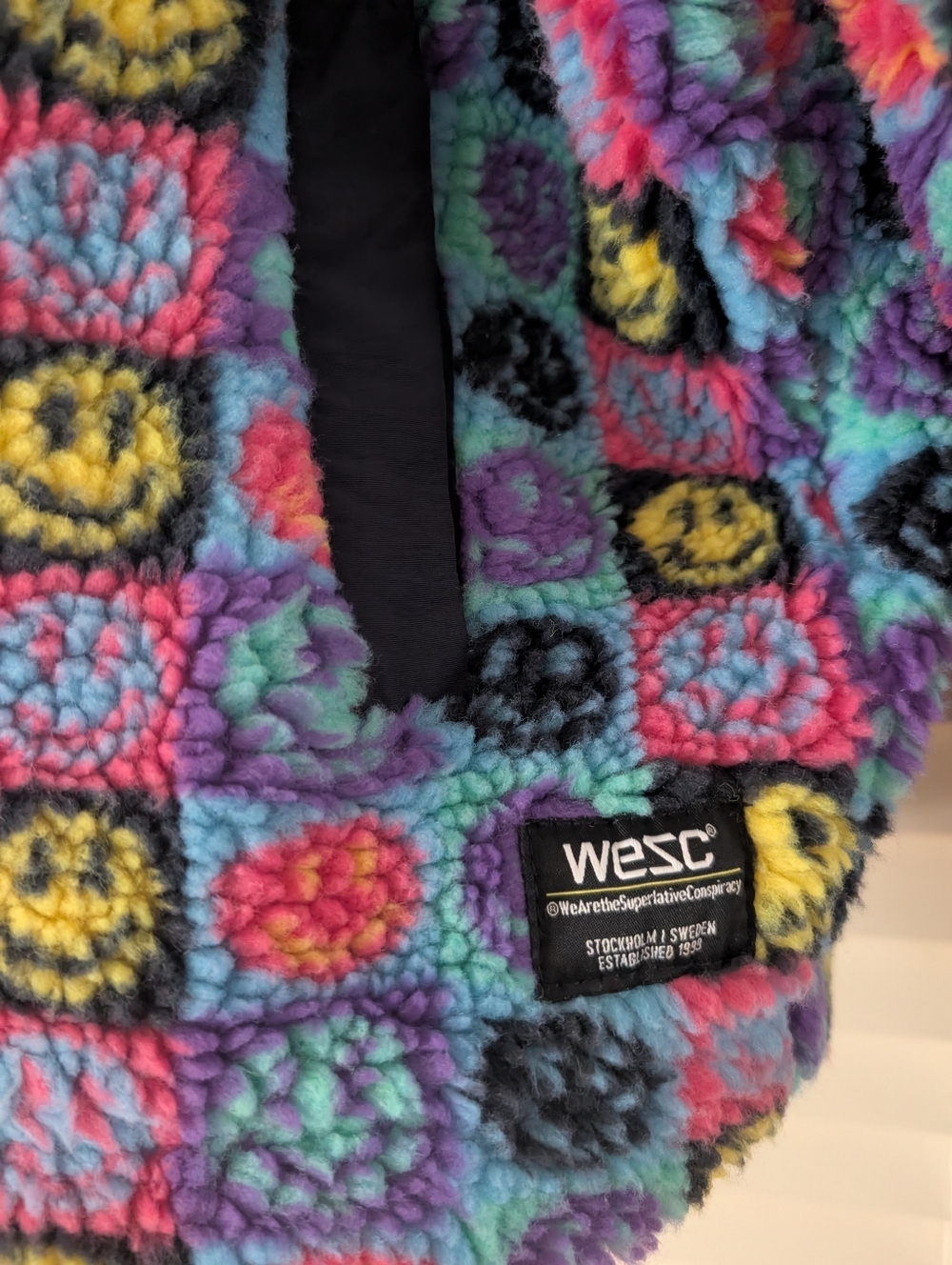 NWT WESC Oversized Sherpa Jacket w/Multicolored Smiley Faces - Picture 3 of 10